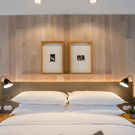Готель Browns Avenue 5*