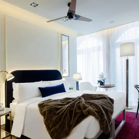 Готель Browns Avenue 5*