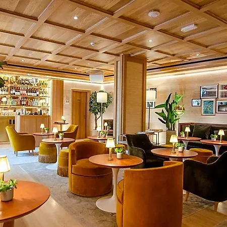Готель Browns Avenue 5*