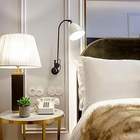 Готель Browns Avenue 5*